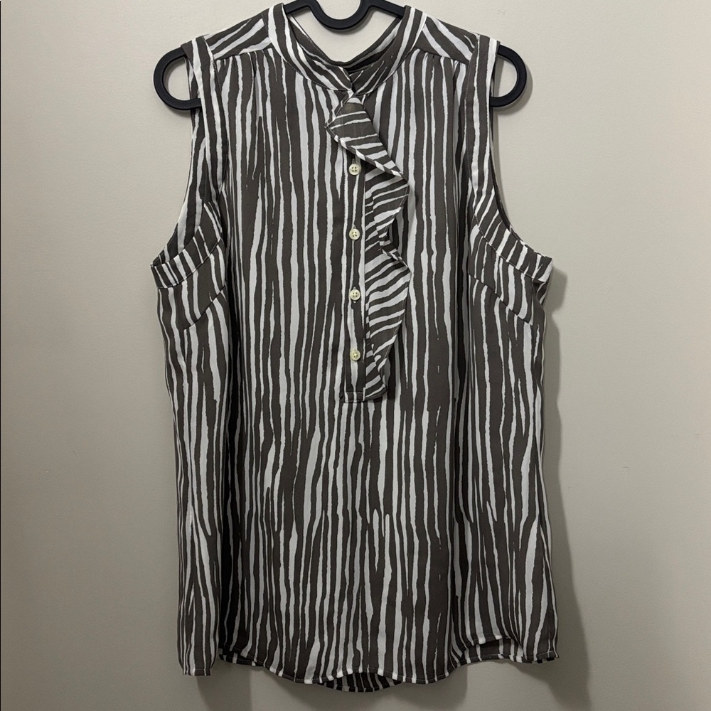 Banana Republic women’s Brown / White sleeveless geometric button top size 12
